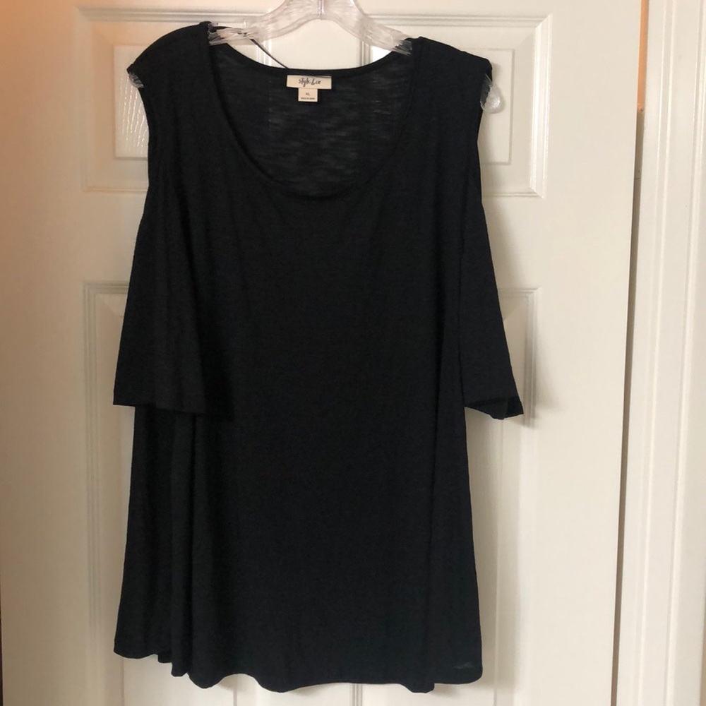 Black open shoulder top! New with tags ❤️